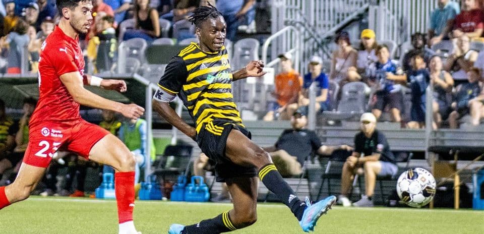 Jugador del Pittsburgh Riverhounds en acción