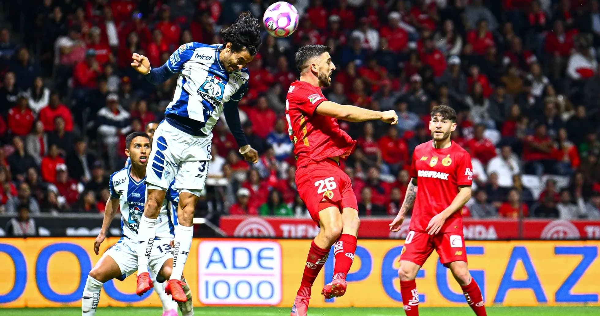 Jugador de Pachuca cabeceando el balón contra Toluca