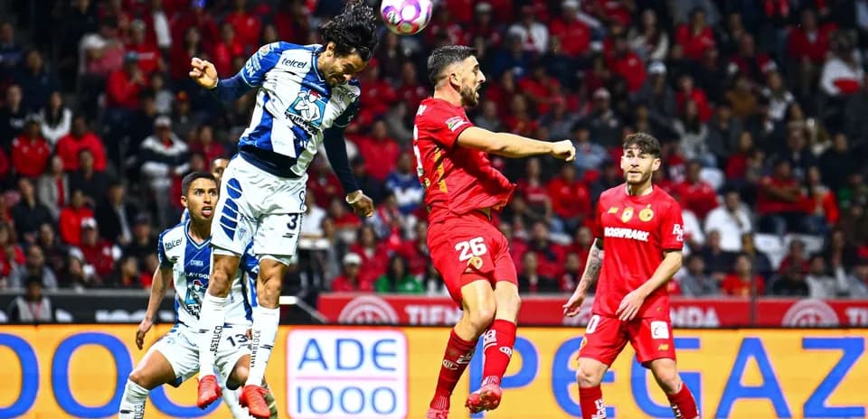 Jugador de Pachuca cabeceando el balón contra Toluca