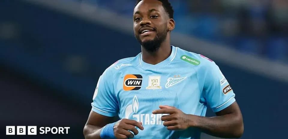 Jugador de Zenit sonriente en el campo de juego