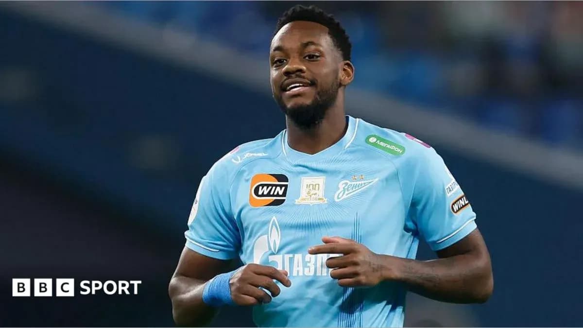 Jugador de Zenit sonriente en el campo de juego