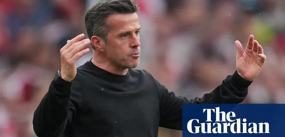Entrenador dirigiendo a su equipo durante un partido
