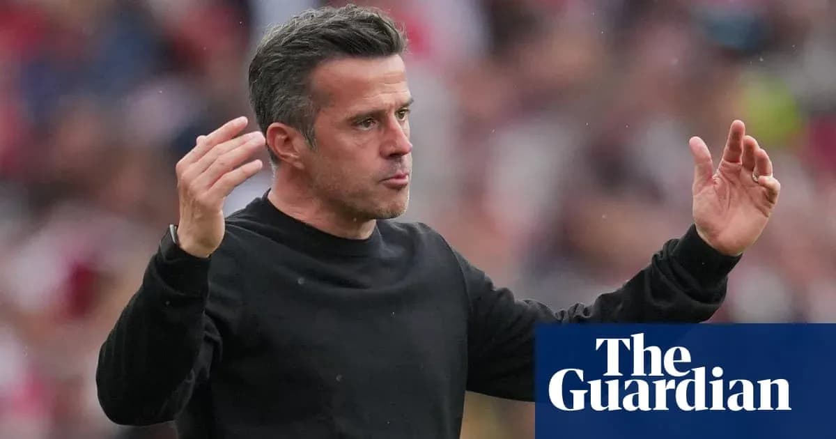Entrenador dirigiendo a su equipo durante un partido