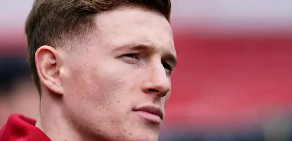 Jugador concentrado en el campo de fútbol