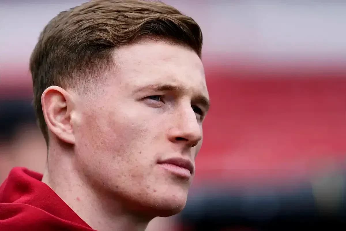 Jugador concentrado en el campo de fútbol
