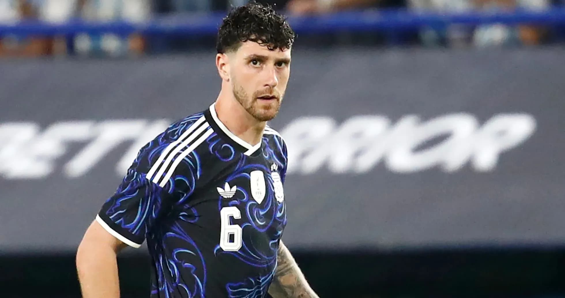 Jugador de fútbol en uniforme durante el partido