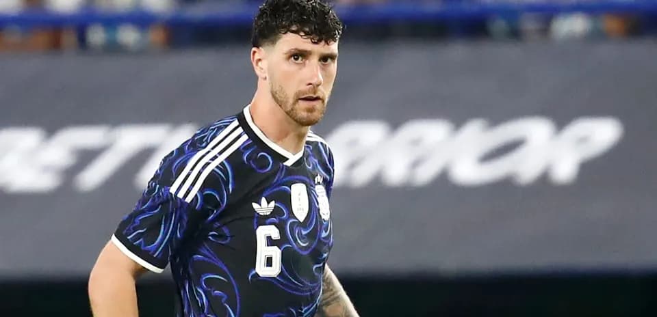 Jugador de fútbol en uniforme durante el partido