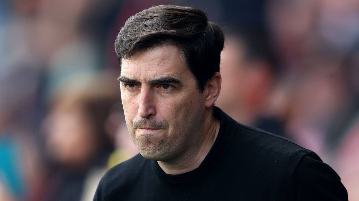 Entrenador observando el partido desde la banda