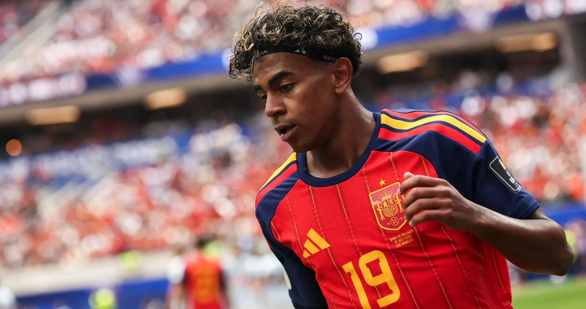 Jugador de España corriendo en el campo de juego