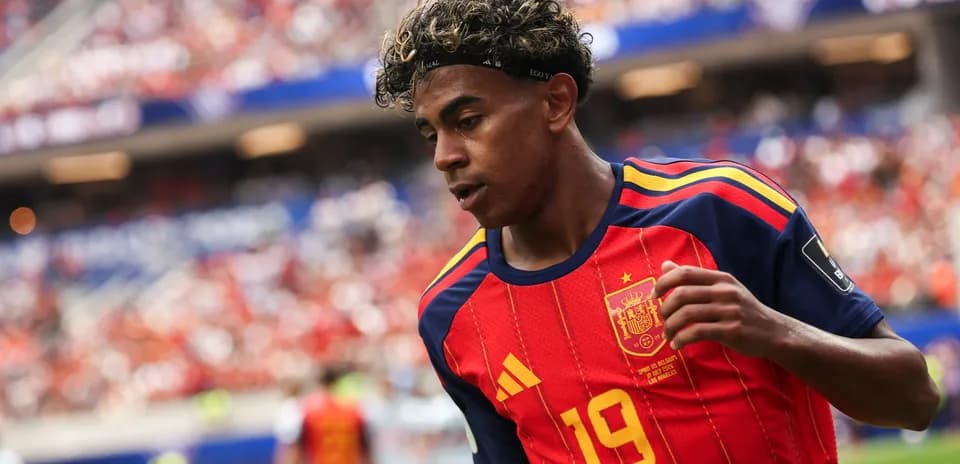 Jugador de España corriendo en el campo de juego
