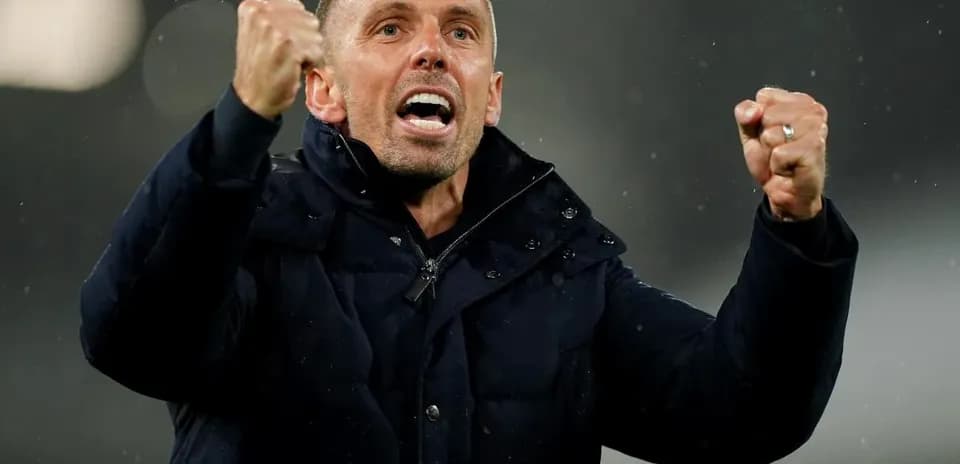 Entrenador celebrando con los puños en alto