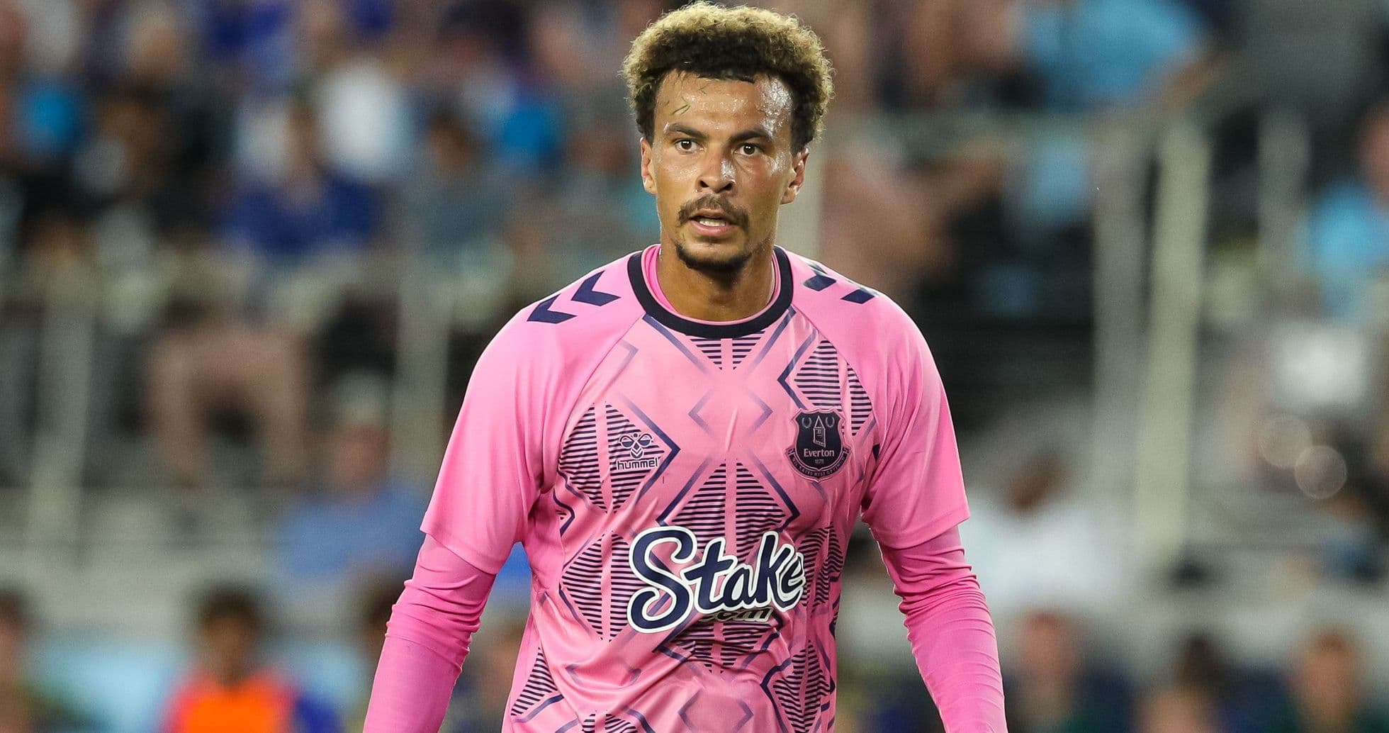 Portero de Everton en uniforme rosa durante partido