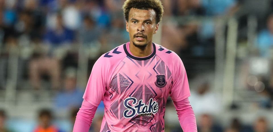 Portero de Everton en uniforme rosa durante partido