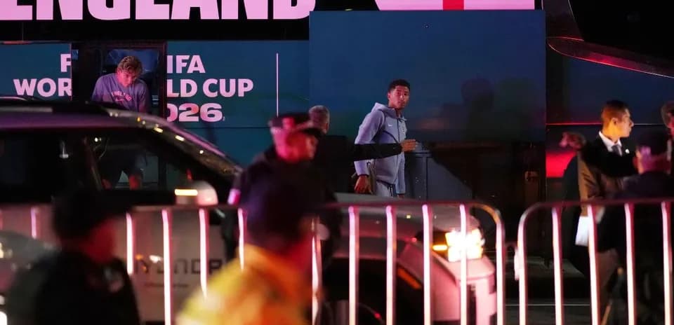 Jugadores saliendo del autobús en evento de fútbol