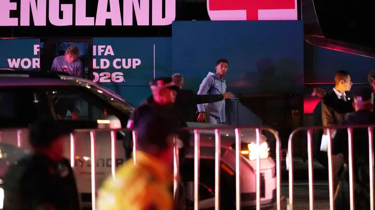 Jugadores saliendo del autobús en evento de fútbol