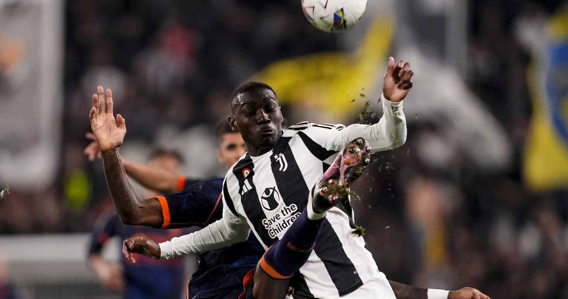 Pelea por el balón entre jugadores de Juventus