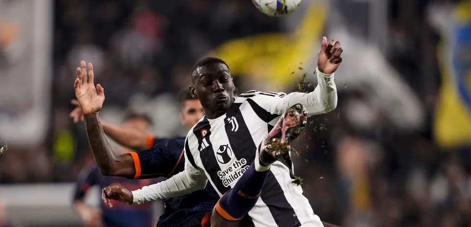 Pelea por el balón entre jugadores de Juventus