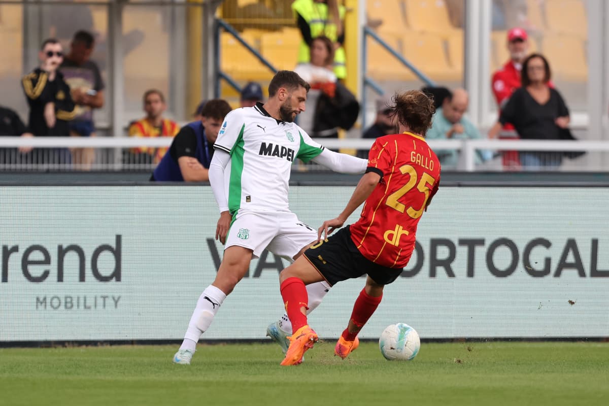 Jugador de Sassuolo enfrenta a Gallo de Lecce