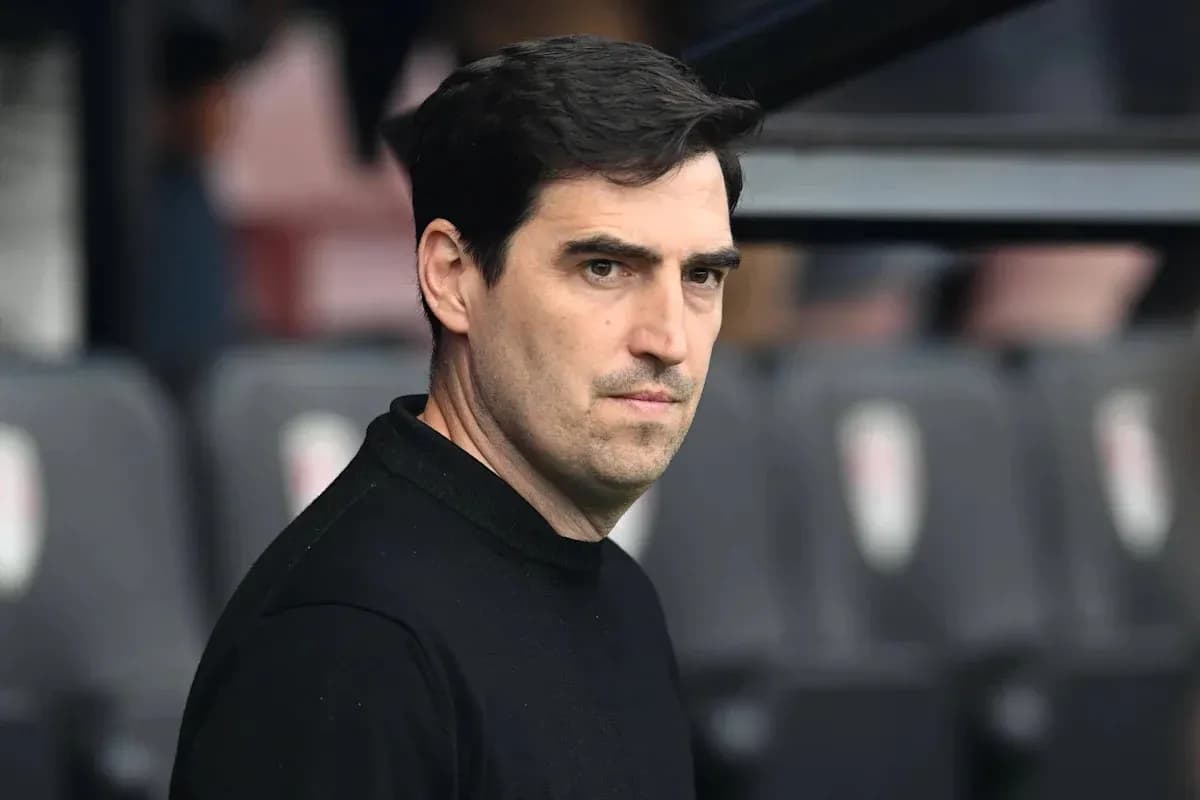 Entrenador observando desde la línea de banda