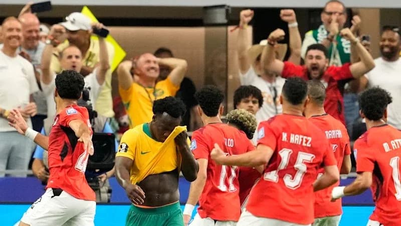 Jugadores de Australia y Corea del Sur celebrando gol