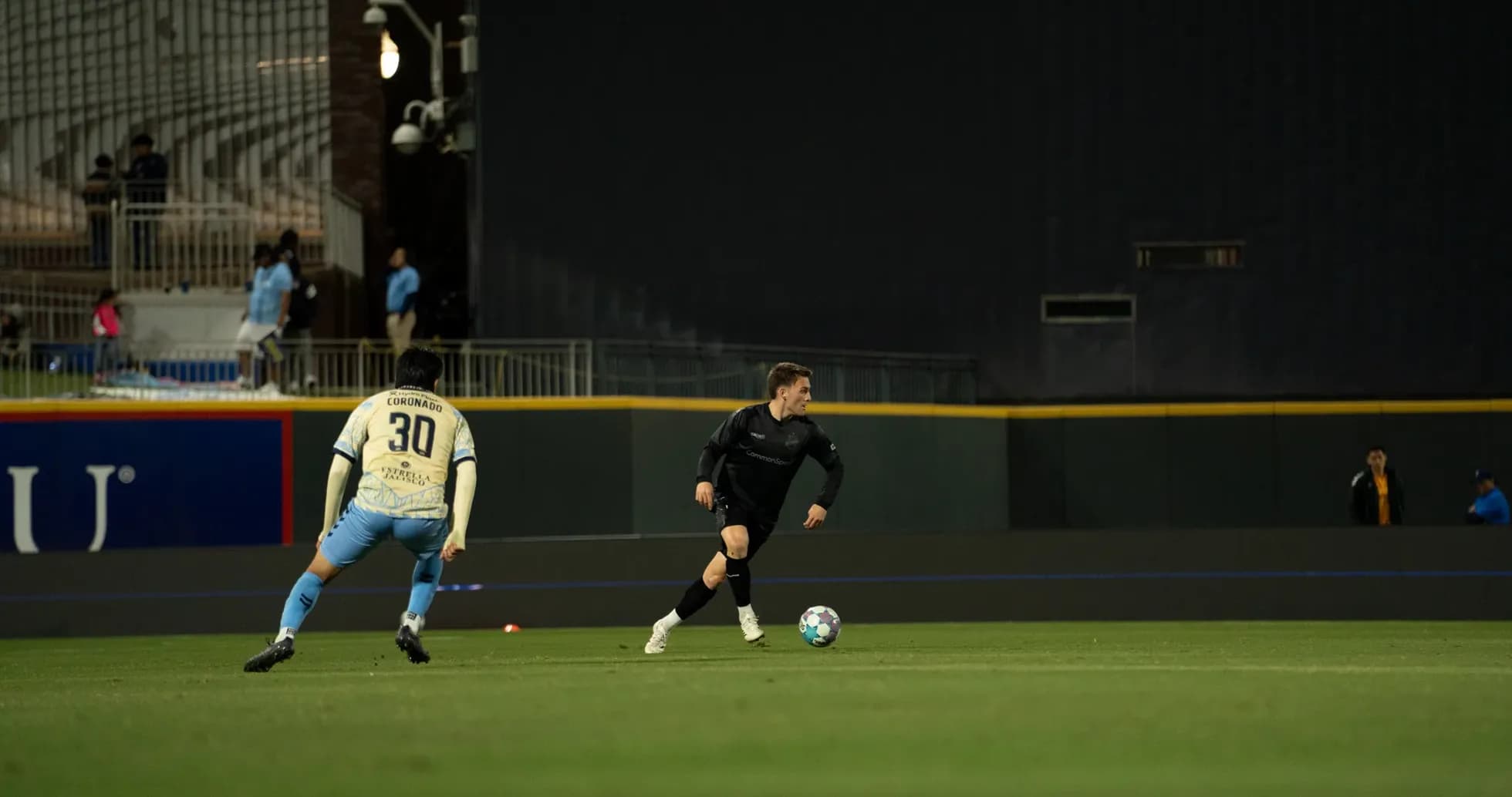 Jugador de Colorado Springs en acción durante el partido