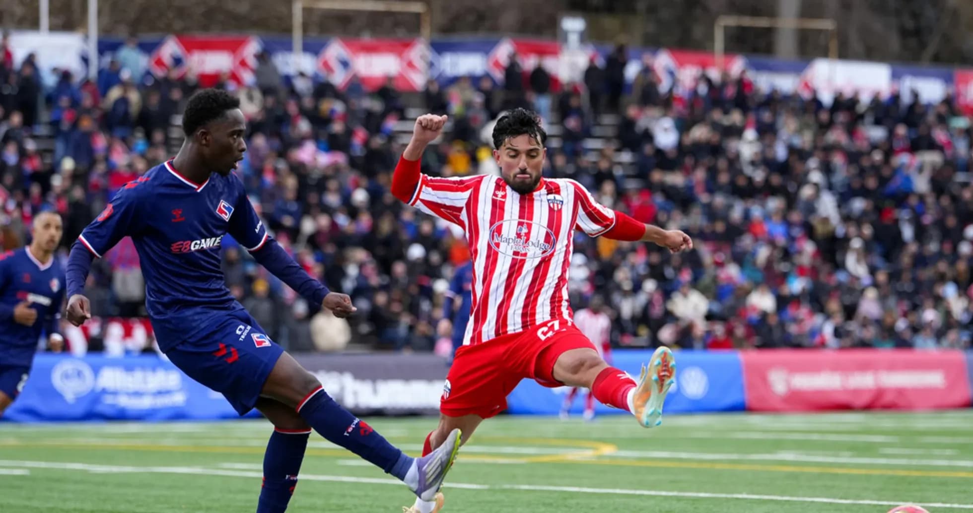 Jugador de Atlético Ottawa en acción durante partido
