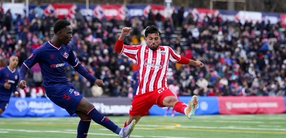 Jugador de Atlético Ottawa en acción durante partido