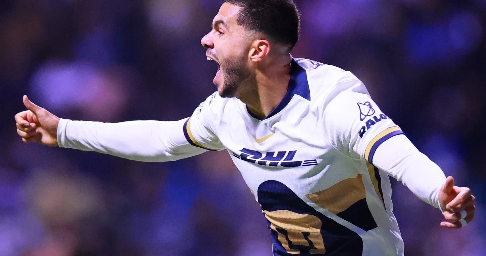 Jugador de Pumas celebrando un gol