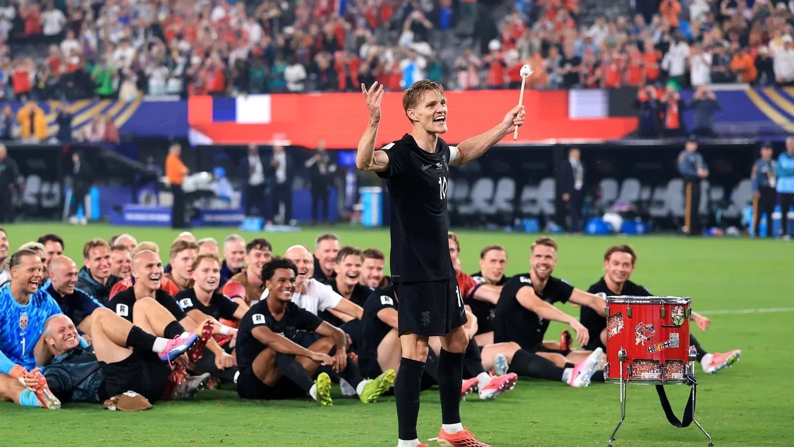 Jugador celebrando con compañeros tras partido
