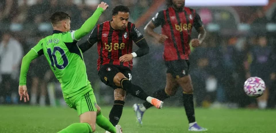Jugador de Bournemouth dispara bajo la lluvia
