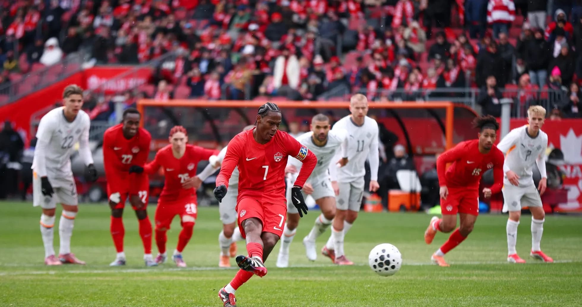 Jugador canadiense ejecutando un penalti