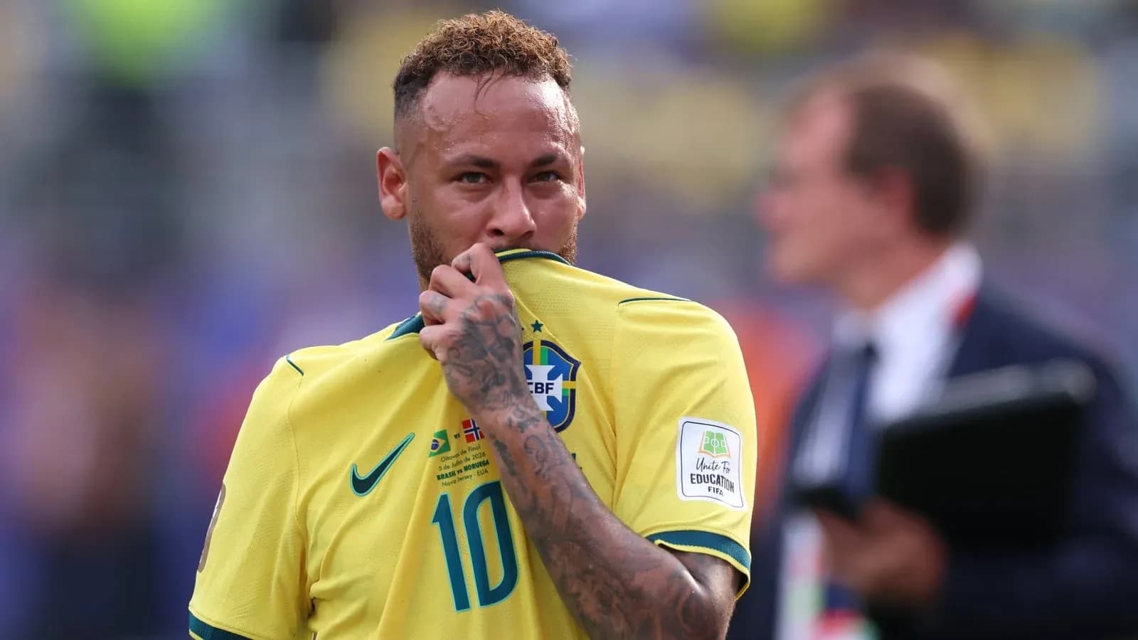 Neymar sosteniendo su camiseta de Brasil en el campo
