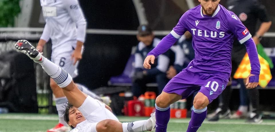 Jugador de Vancouver FC driblando a oponente