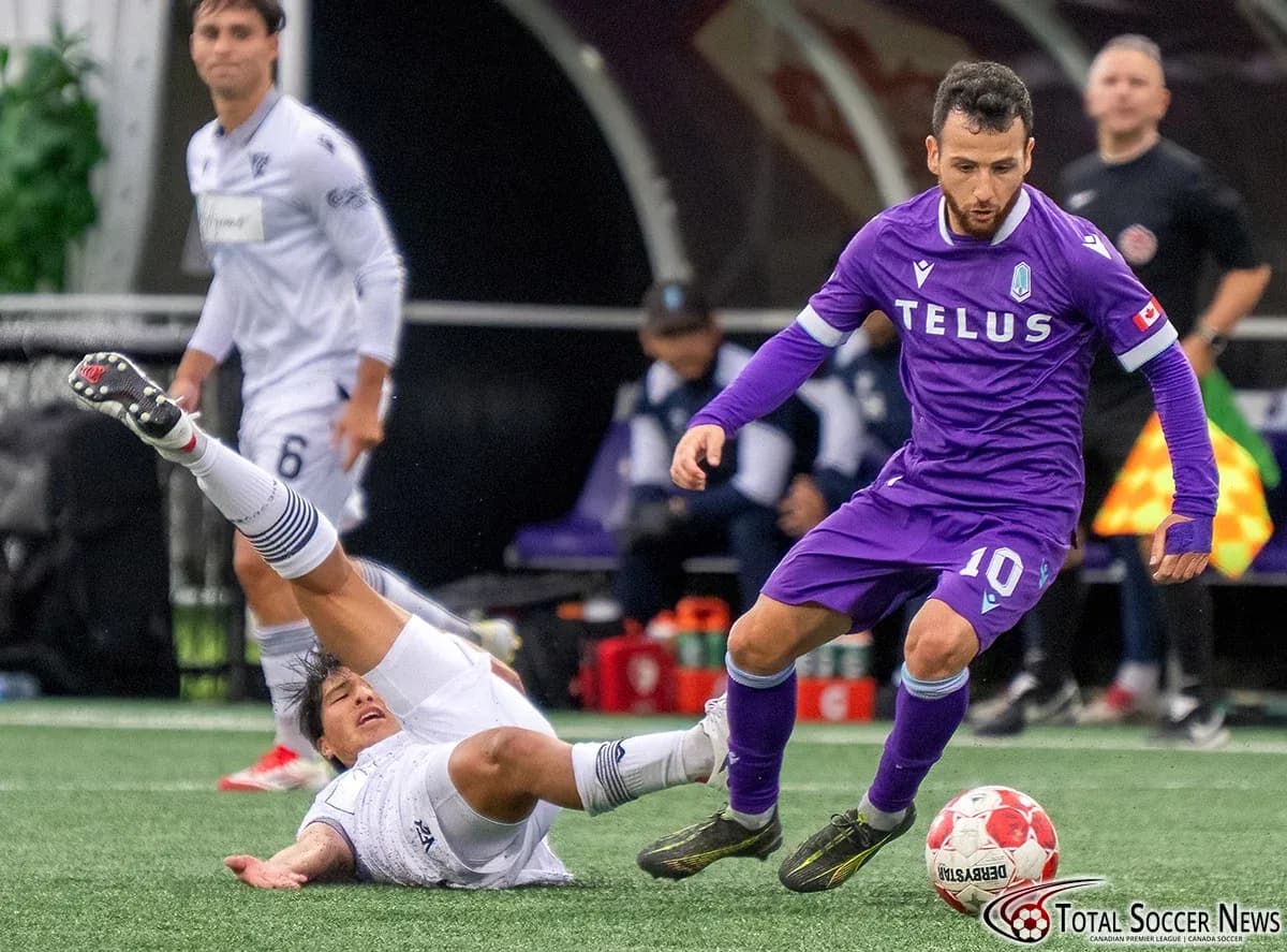 Jugador de Vancouver FC driblando a oponente