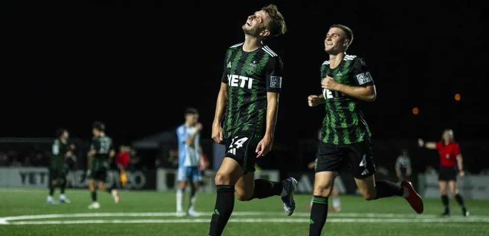 Jugadores celebrando un gol en el partido