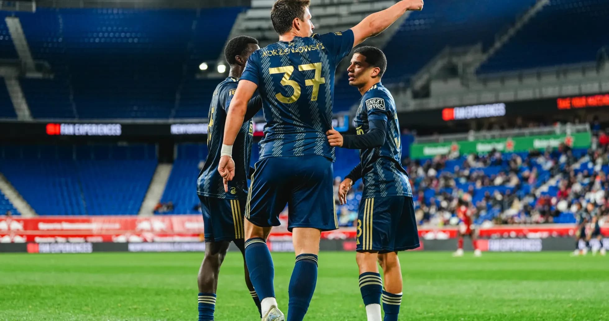 Jugadores celebrando en el partido de fútbol