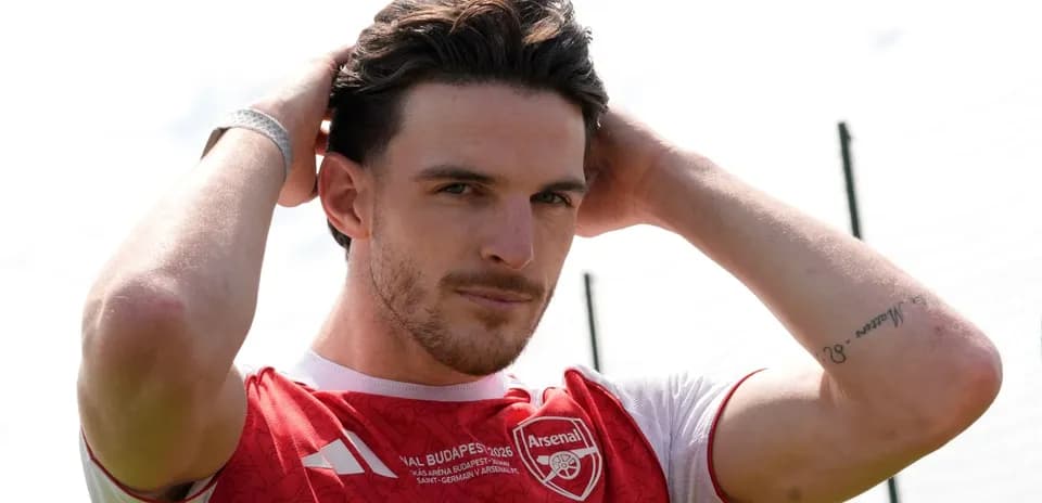 Jugador posando con camiseta del Arsenal en entrenamiento