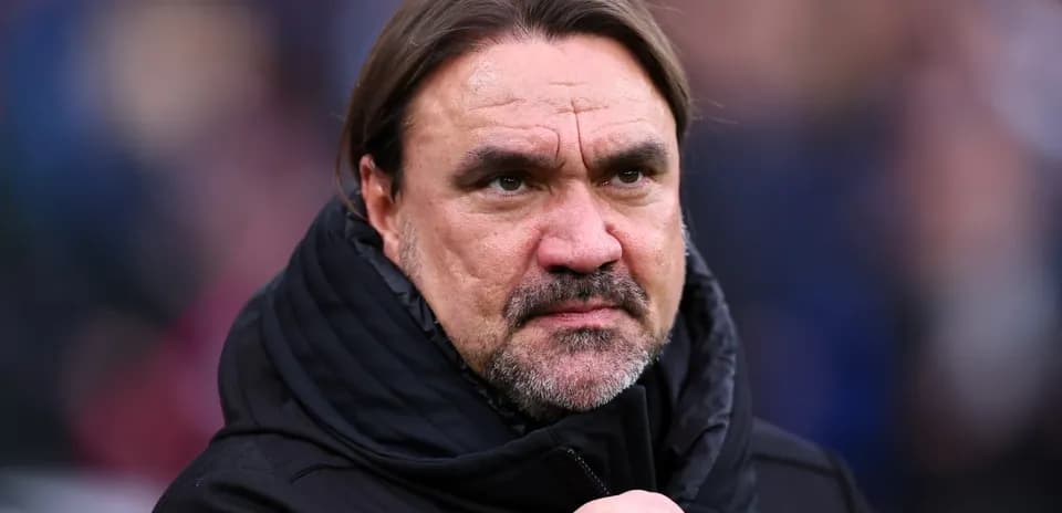 Entrenador en la línea de banda durante el partido