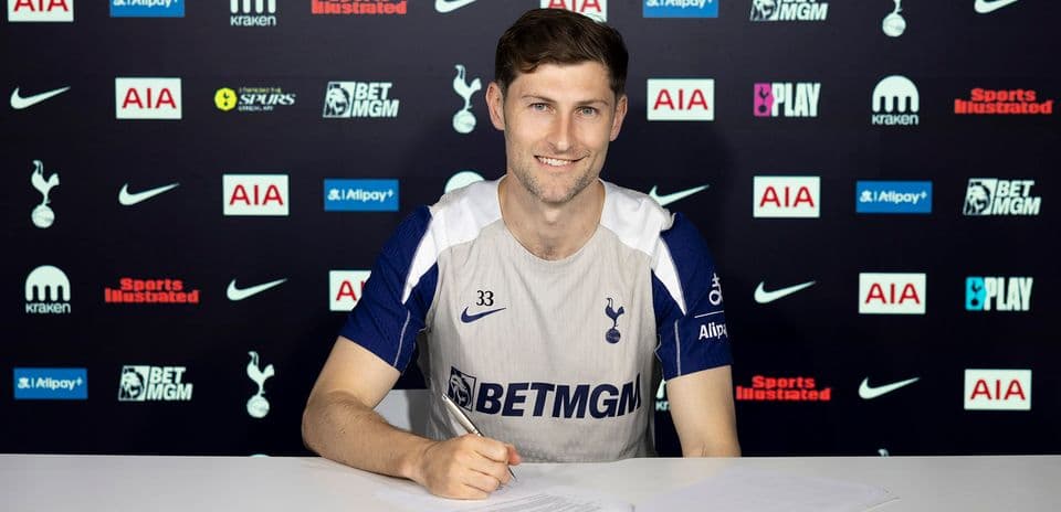 Jugador de Tottenham firmando contrato en mesa