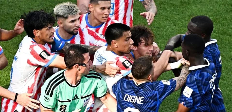 Jugadores de Paraguay y Francia en confrontación
