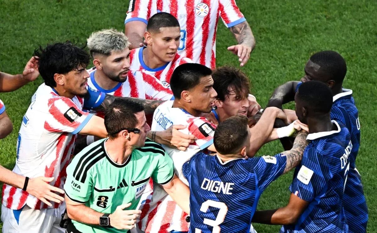 Jugadores de Paraguay y Francia en confrontación