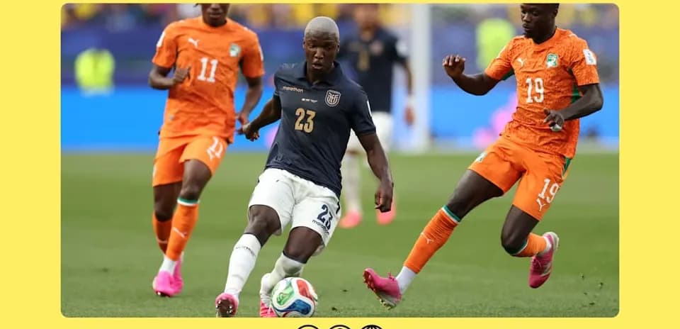 Jugador ecuatoriano driblando entre dos defensores marfileños