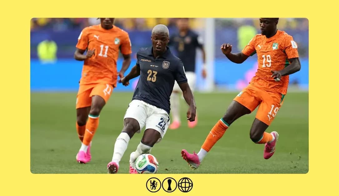Jugador ecuatoriano driblando entre dos defensores marfileños