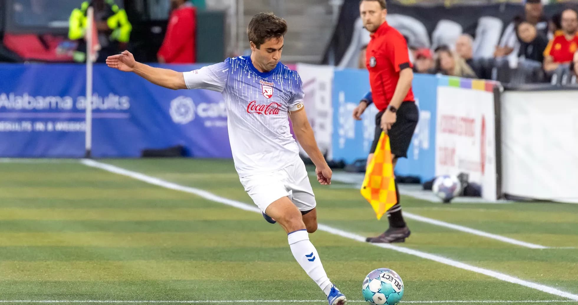 Jugador ejecutando un tiro de esquina en el partido