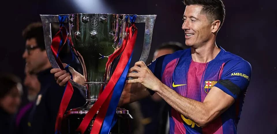Jugador levantando trofeo de campeón en celebración