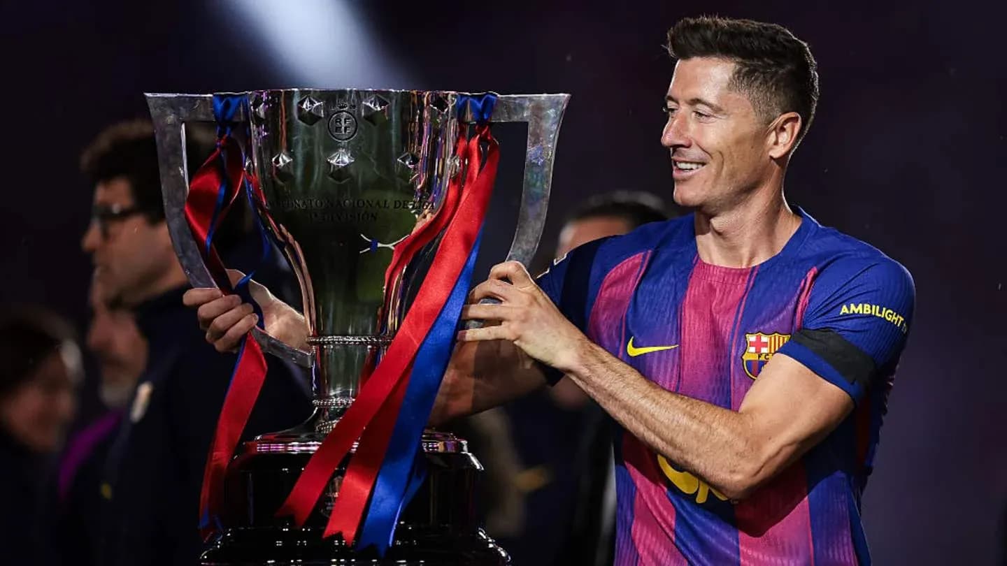 Jugador levantando trofeo de campeón en celebración