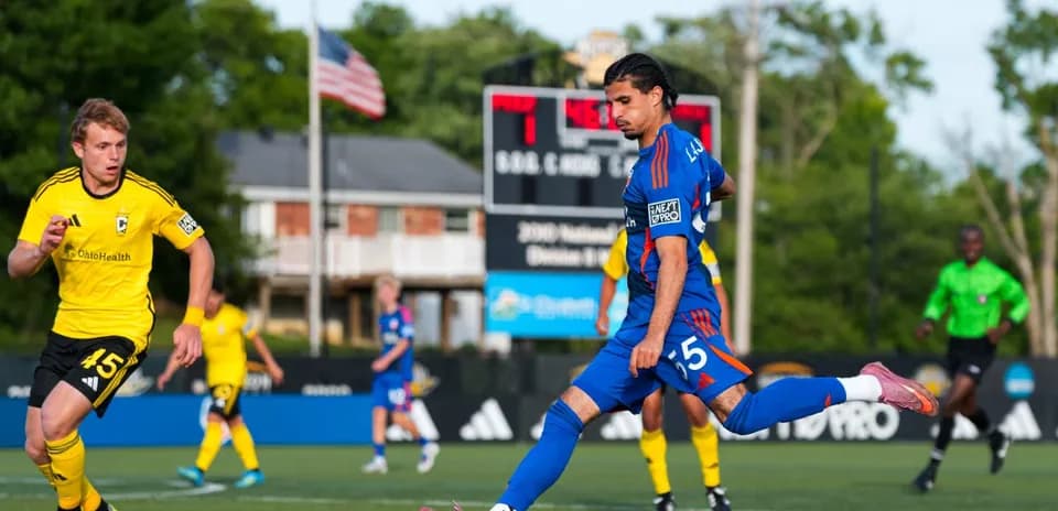 Jugador de FC Cincinnati II pateando el balón