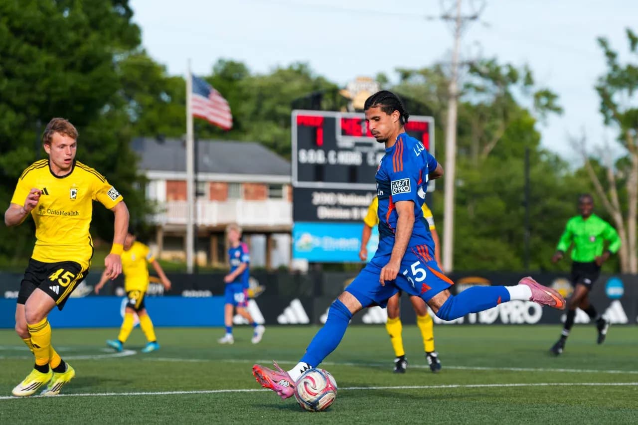 Jugador de FC Cincinnati II pateando el balón