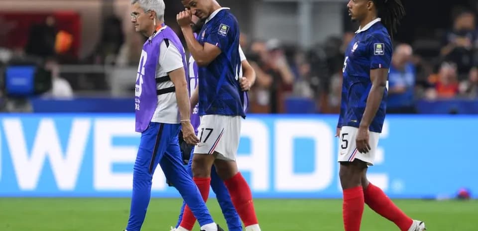 Jugador siendo asistido por el personal médico