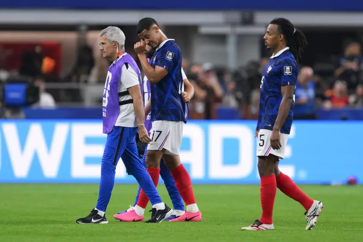 Jugador siendo asistido por el personal médico